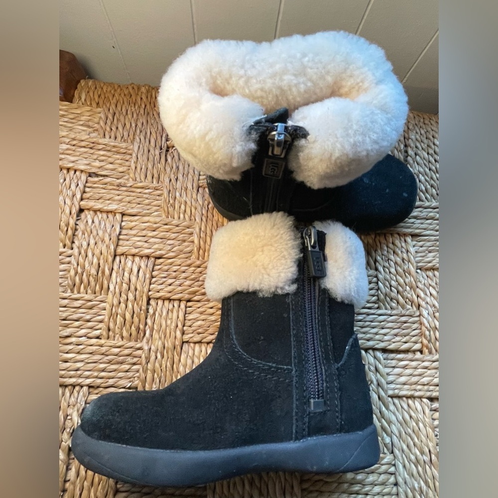 UGG children's Black Boot - Picture 3 of 8